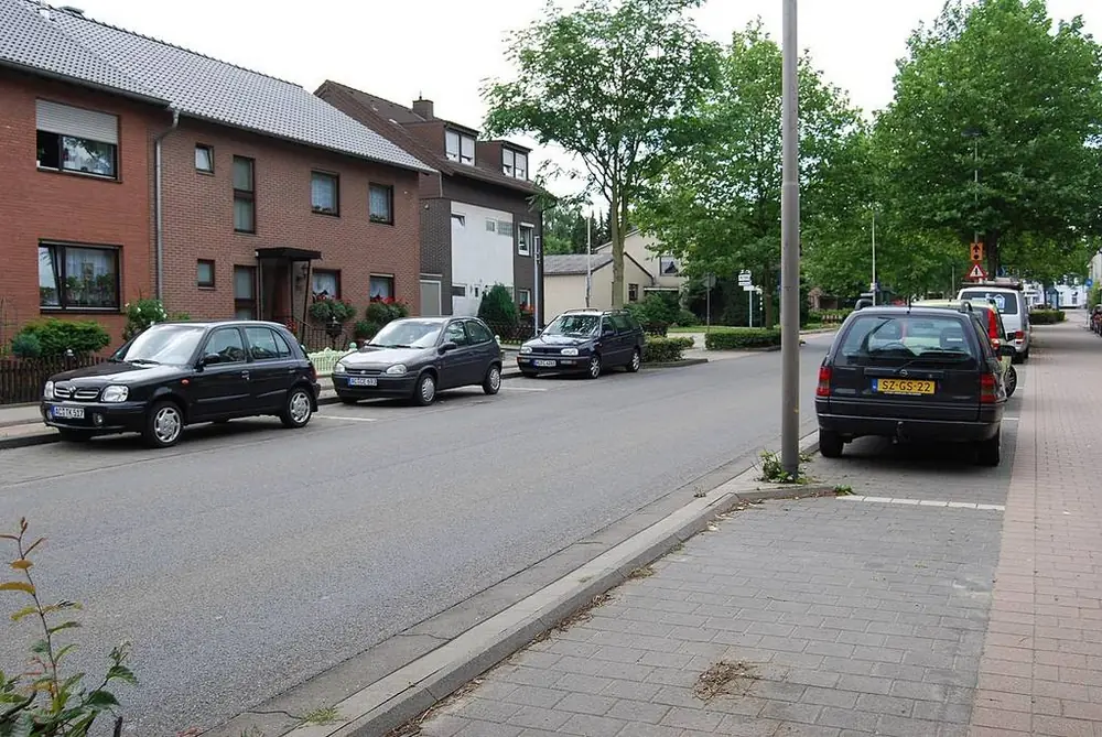 Diese Straße heißt links Neustraße und liegt in Herzogenrath, rechts Nieuwstraat und liegt in Kerkrade. In der Mitte der Straße verläuft die deutsch-niederländische Grenze.