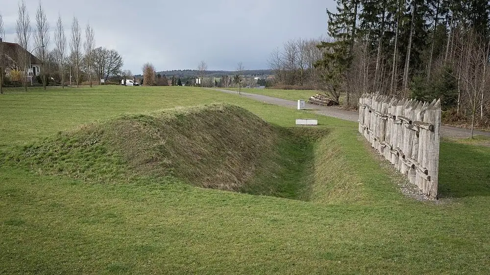 Die Außengrenze des Römischen Reichs verlief jahrhundertelang durch die heutigen Niederlande und das heutige Deutschland. Über weite Strecken verlief die Grenze entlang des Rheins, doch im heutigen Südwestdeutschland verlief sie auch über Land. Hier errichteten die Römer solche Befestigungen mit Erdwall, Graben und Holzpalisade. Am Rhein war dies nicht nötig. Warum?