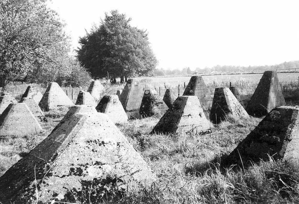 In der Nähe von Aachen findet man Überreste des sogenannten ‚Westwalls‘. Mit solchen Panzerhindernissen wollten die Nationalsozialisten am Ende des Zweiten Weltkriegs die vorrückenden US-amerikanischen Truppen aufhalten.