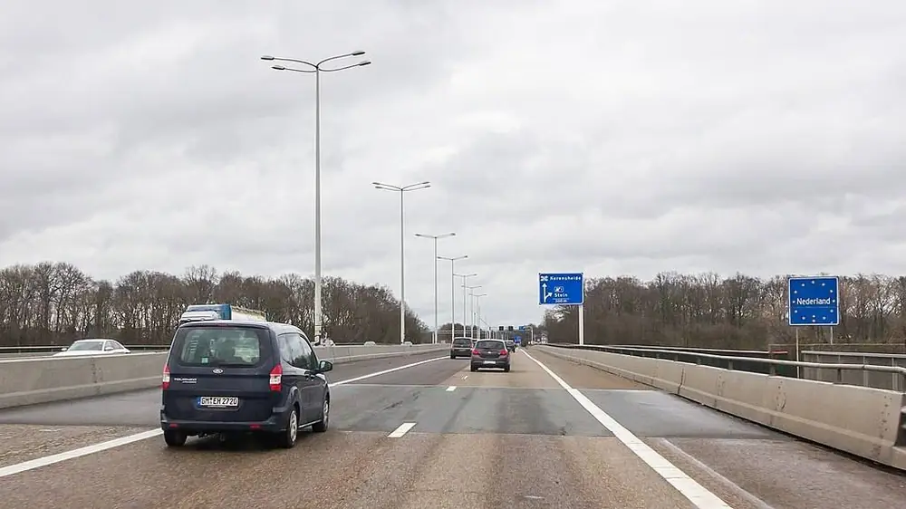 Hinter Maasmechelen überquert die belgische Europastraße 314 (E 314) die Maas und damit die Grenze zu den Niederlanden. Sie wird dann zur niederländischen A 76 und 27 km später, nach dem erneuten Überqueren einer Grenze, zur deutschen A 4.