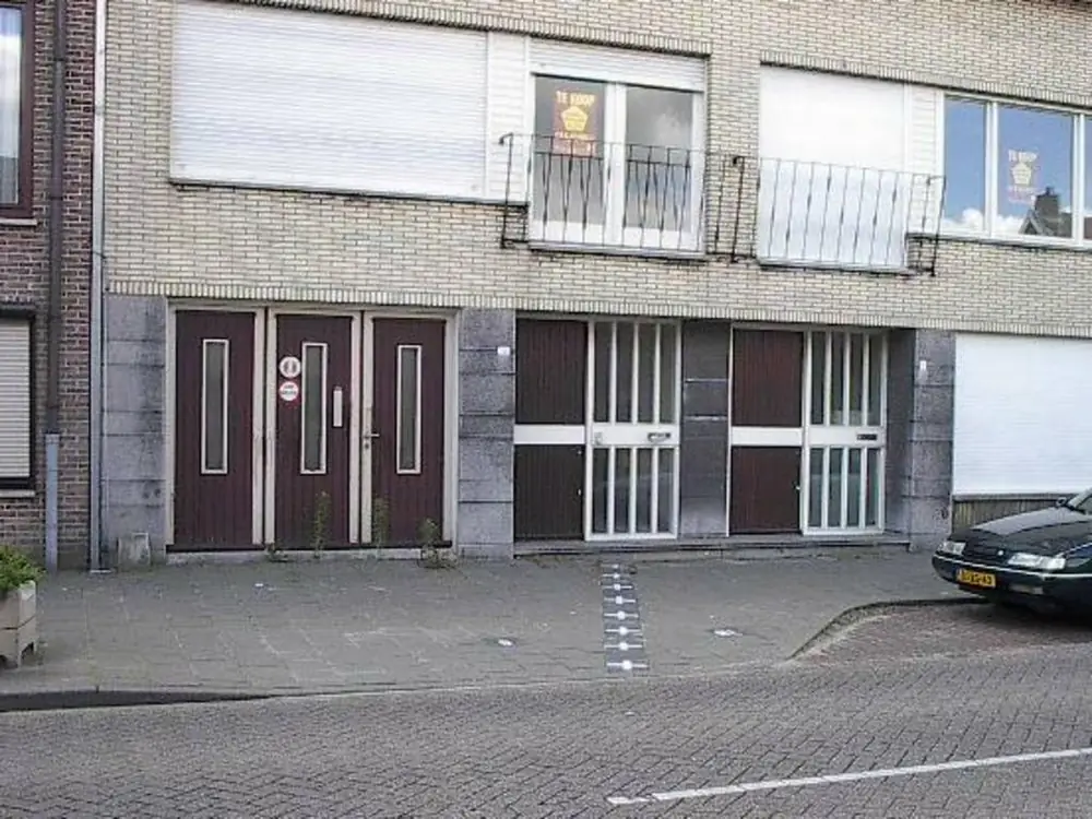 Dieses Haus im niederländisch-belgischen Grenzort Baarle liegt in zwei Ländern. Die Linie aus Kreuzen auf dem Boden zeigt es an. Der linke Teil ist belgisch, der rechte niederländisch. Welche Probleme könnten aus diesem Grenzverlauf für die Bewohner des Hauses sowie für die niederländische und belgische Regierung entstehen?