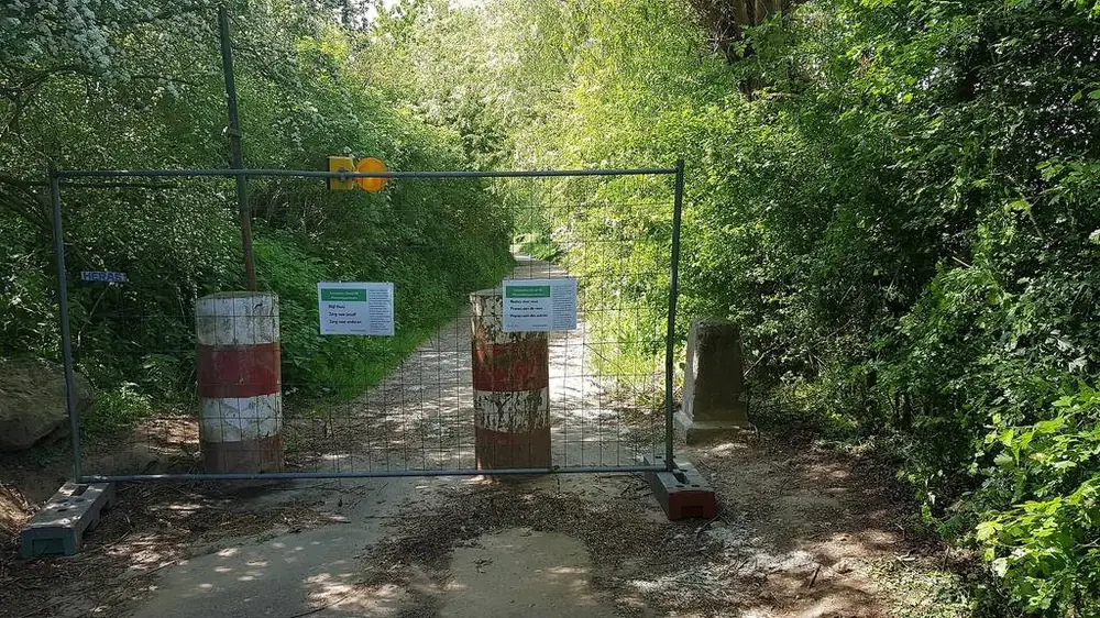 Sogar Fußwege wurden während der Pandemie durch Grenzzäune gesperrt.